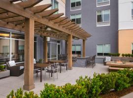Towneplace Suites By Marriott Louisville Northeast, hotel with pools in Louisville