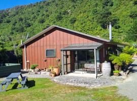 Kiwi Cabin and Homestay at Koru with hot tub, hotel din Barrytown