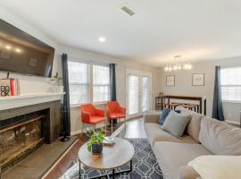 Antioch Townhome Less Than 14 Mi to Downtown Nashville!，安提阿的有停車位的飯店