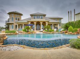 Stunning Galveston Bay Villa Infinity Pool and Dock, hotel with parking in San Leon