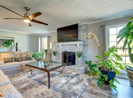 Lush Covington Home with Patio about 32 Mi to Atlanta!，卡溫頓的飯店