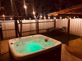 Prickly Pear at Cactus Flower-Private HOT TUB-Pet Friendly-No Pet Fees!, Hotel in Albuquerque