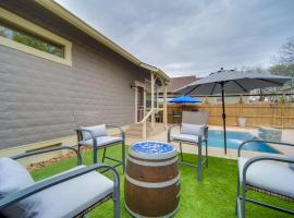 Cocktail Pool! Fredericksburg Bungalow By Main St, бунгало в городе Фредериксберг