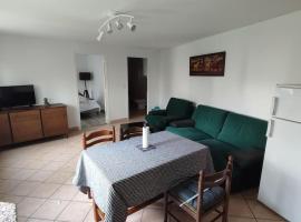Malar cosy house outbuilding, hotel in Aulnay-sous-Bois