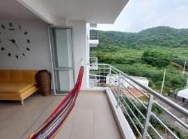 Apartamento Aqualina Orange Piso 5 Vista a Montañas 2 Habitaciones，吉拉爾的家庭式飯店