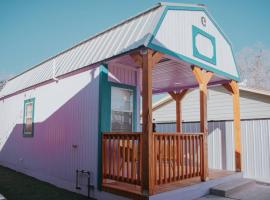 Agave Tiny House at Cactus Flower-HOT TUB-Pet Friendly-No Pet Fees!, hotel in Albuquerque