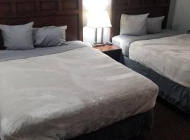 OSU 2 Queen Beds Hotel Room 136 Wi-Fi Hot Tub Booking, hotel in Stillwater