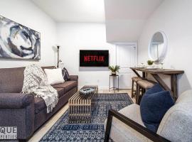 *NEW* Modern Suite King Bed! Netflix! Sleeps 4!, holiday rental in Edmonton