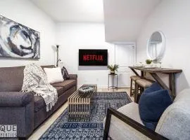 *NEW* Modern Suite King Bed! Netflix! Sleeps 4!