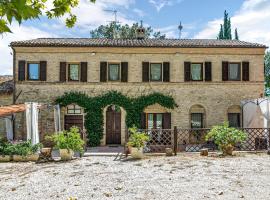 Amazing Home In Macerata With Jacuzzi, Wifi And 5 Bedrooms, villa in Macerata