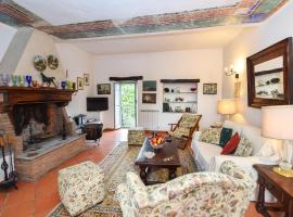 Gorgeous Apartment In Nespolo With House A Mountain View, Hotel mit Parkplatz in Nespolo