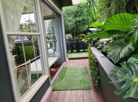 Vista Unit + Bamboo House Close to the City & Airport & Train station and Brighton Le Sands Beach, pet-friendly hotel in Sydney