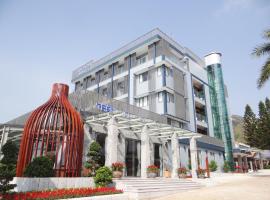 Trân Châu Beach & Resort, hotel com piscina em Ba Ria