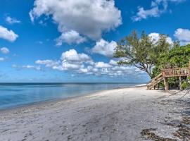 4BR Private Beach Access Upscale Cottage with Grill and Paddle Boards, hotel with parking in Englewood