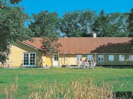 5 Bedroom Stunning Home In ster Assels, semesterboende i Ljørslev