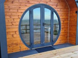 Spring Tide Cliff Top Glamping Pod with direct Sea Views، فندق في بيرتشينغتون