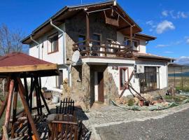 Vila Marina Ilkoni at Jrebchevo dam, cabaña en Kriva Krusha