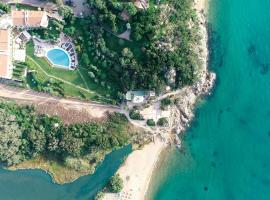 L'Ea Bianca Luxury Resort: Baja Sardinia şehrinde bir otel