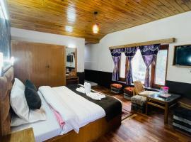 Hotel Hilltop At Mall Road Manali With Open Terrace, glamping site in Manāli