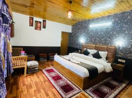 Hotel Hilltop At Mall Road Manali With Open Terrace, glamping site sa Manāli