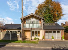 Silvergrove Apartment in E Sussex，Newick的有停車位的飯店