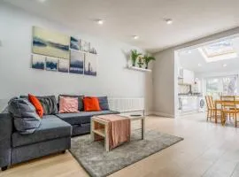 Lavish 2- bedroom Flat with Free Parking