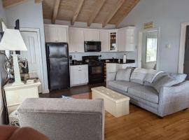 Riverview cottage in Edgecomb Sheepscot Harbour Vacation Club Cottage #19, hotel in Edgecomb