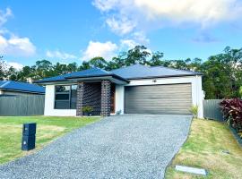 Plantation Retreat 4 Bedroom Modern Home, country house in Landsborough