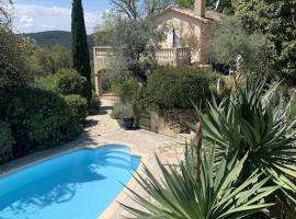 Magnificent villa very quiet, swimming pool, greenery, fenced garden, spectacular view, hotel en Claviers