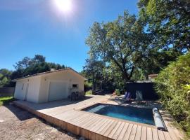 Maison au calme avec piscine, vakantiewoning in Carcans