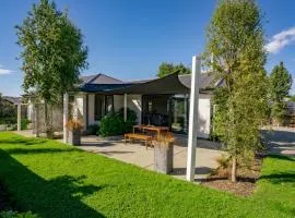 Relax on Snowberry - Wanaka Holiday Home