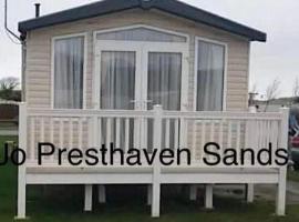 Presthaven Sands Holiday Park 3 and 2 Bed Caravans, būstas prie paplūdimio mieste Prestatinas