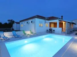 Holidayhouse Alirio with heated pool.