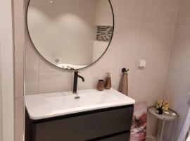 Cosy room with luxurious bathroom, hotel con parking en Flateby