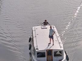 Zouw Hausboat Zakotven -pouze ubytovaní, hotel in Roudnice nad Labem