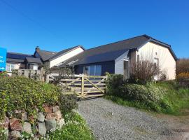 Cwmwdig Cwtch (3 minutes drive to Abereiddy bay!), hotel with parking in Haverfordwest