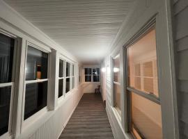 A new Renovated cozy three Bedrooms APT, huoneisto kohteessa Pawtucket