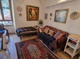 Beautifully restored romantic apartment in the centre of historic Dolcedo, Hotel in Dolcedo