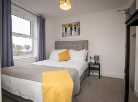 Self containted 1 Bed modern apartment- Meters from Beach, family hotel in Great Yarmouth