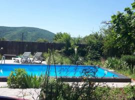 Cozy cottage near Tbilisi, sewaan penginapan di Kubriantkari