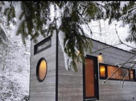 The Grey Tiny, chalet di Chimay