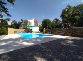 Villa Brgud - kuća za odmor sa bazenom, hotel con estacionamiento en Jurdani