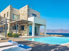 Villa Aeonia, hôtel avec piscine à Karistos