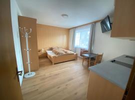 Haus Bergfriede, Apartment Christian, hotel in Obsteig