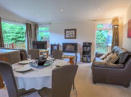 Conkers Lodge for 6 with Hot Tub & Secluded Decking - Spa Resort in Devon, hotel in Chudleigh