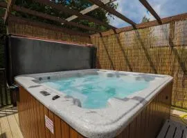 Conkers Lodge for 6 with Hot Tub & Secluded Decking - Spa Resort in Devon