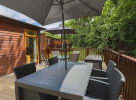 Conkers Lodge for 6 with Hot Tub & Secluded Decking - Spa Resort in Devon, hotel a Chudleigh
