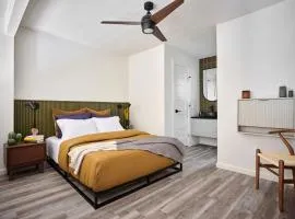 Midcentury Couples Designer Loft - Casa Tuya