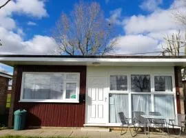 'Sunnyside' Chalet, walk to the beach & close to Norfolk broads - pet friendly!