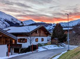 Maisonette-Wohnung in Rueras bei Sedrun: Rueras şehrinde bir otoparklı otel